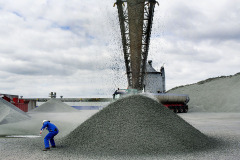 Stema losser granitskærver på Lindø Havneterminal